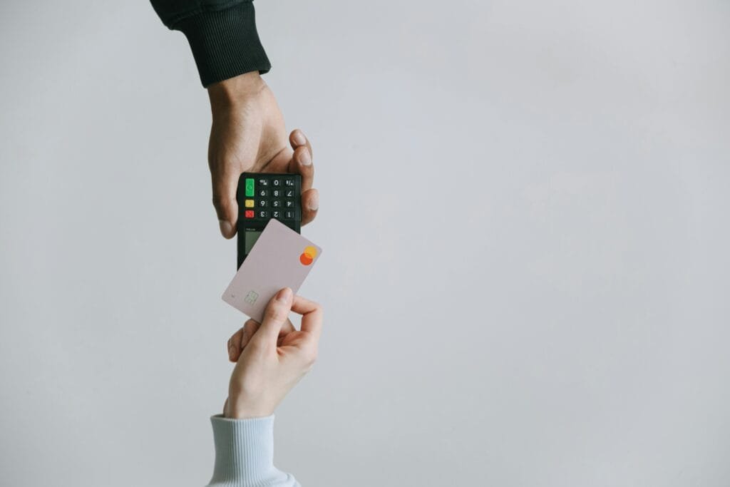 Start saving with the personal finance guide. Depicted is a credit card and a card payment machine.