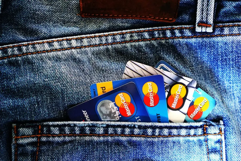 Which are the best credit cards nowadays to travel? Displayed is a jeans pocket with various credit cards.