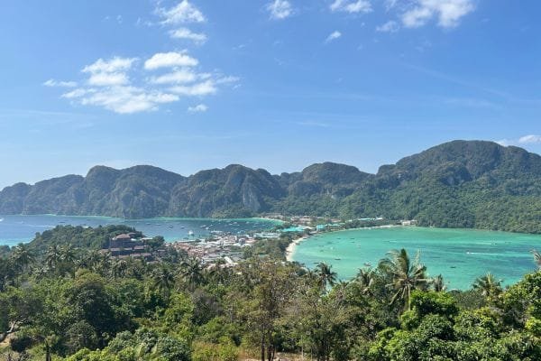 Viewpoint of Koh Phi Phi. What a dream. We definitely recommend this in our Thailand guide. 